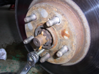 ローター表面のボルト穴にローターが外れるまでボルトをねじ込みます。意外と浅いです