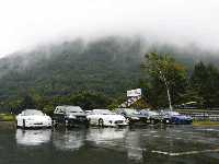 榛名湖の駐車場。誰もいません。榛名富士も雲の中