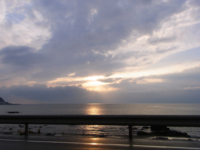 日本海の夕日。雲が多い・・・