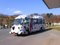 小動物コーナーから牧場へはバスで移動します。